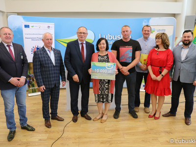 Pamiątkowe zdjęcie z beneficjentami konkursu Lubuska Odnowa Wsi 2022