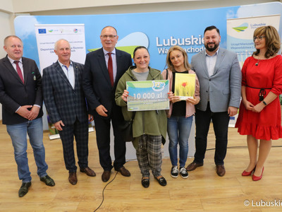 Pamiątkowe zdjęcie z beneficjentami konkursu Lubuska Odnowa Wsi 2022