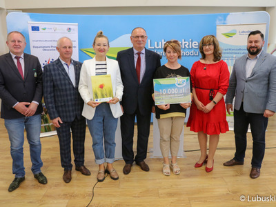 Pamiątkowe zdjęcie z beneficjentami konkursu Lubuska Odnowa Wsi 2022