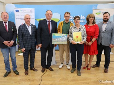 Pamiątkowe zdjęcie z beneficjentami konkursu Lubuska Odnowa Wsi 2022