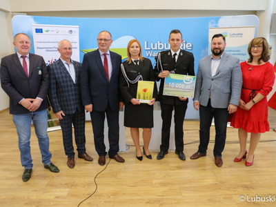 Pamiątkowe zdjęcie z beneficjentami konkursu Lubuska Odnowa Wsi 2022