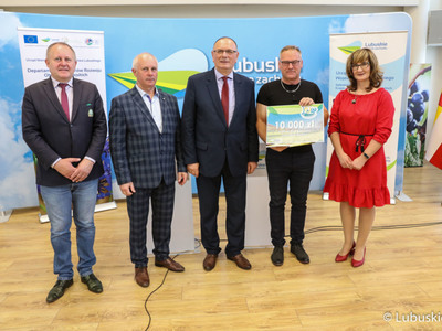 Pamiątkowe zdjęcie z beneficjentami konkursu Lubuska Odnowa Wsi 2022