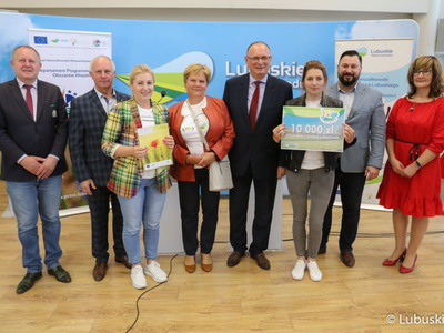 Pamiątkowe zdjęcie z beneficjentami konkursu Lubuska Odnowa Wsi 2022