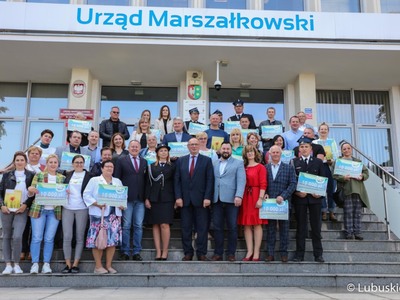 Pamiątkowe zdjęcie beneficjentów konkursu Lubuska Odnowa Wsi 2022
