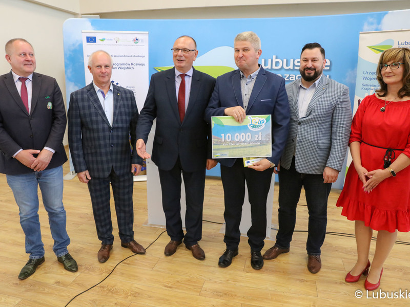 Pamiątkowe zdjęcie z beneficjentami konkursu Lubuska Odnowa Wsi 2022