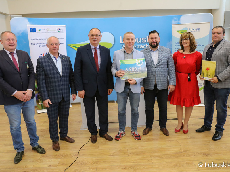 Pamiątkowe zdjęcie z beneficjentami konkursu Lubuska Odnowa Wsi 2022