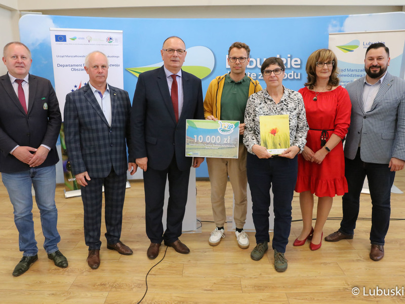 Pamiątkowe zdjęcie z beneficjentami konkursu Lubuska Odnowa Wsi 2022