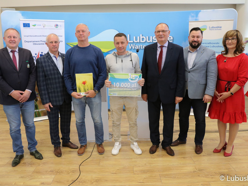 Pamiątkowe zdjęcie z beneficjentami konkursu Lubuska Odnowa Wsi 2022