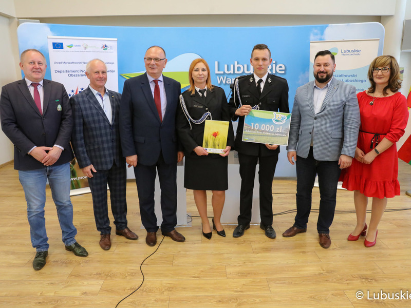 Pamiątkowe zdjęcie z beneficjentami konkursu Lubuska Odnowa Wsi 2022