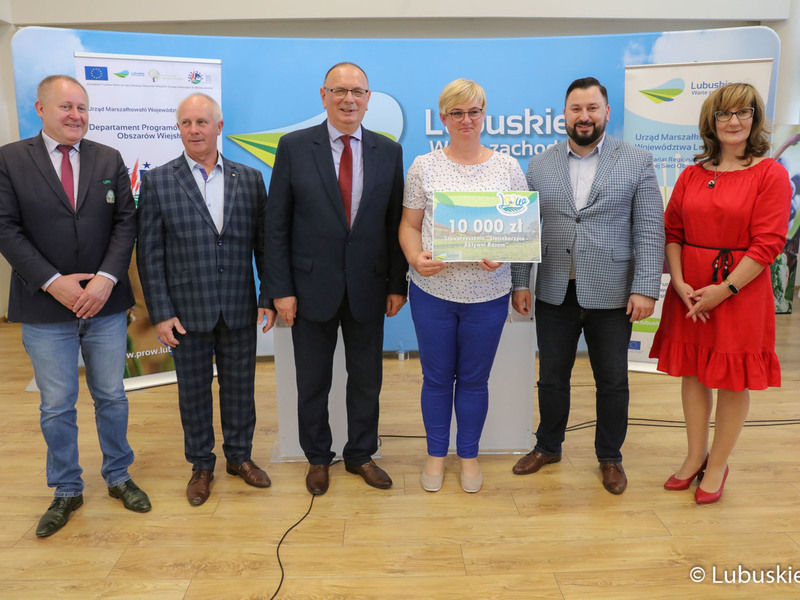 Pamiątkowe zdjęcie z beneficjentami konkursu Lubuska Odnowa Wsi 2022