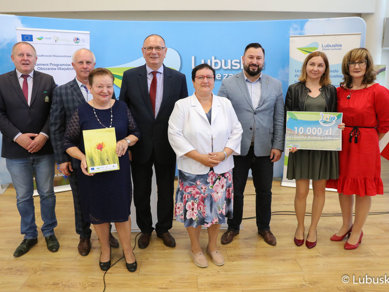 Pamiątkowe zdjęcie z beneficjentami konkursu Lubuska Odnowa Wsi 2022