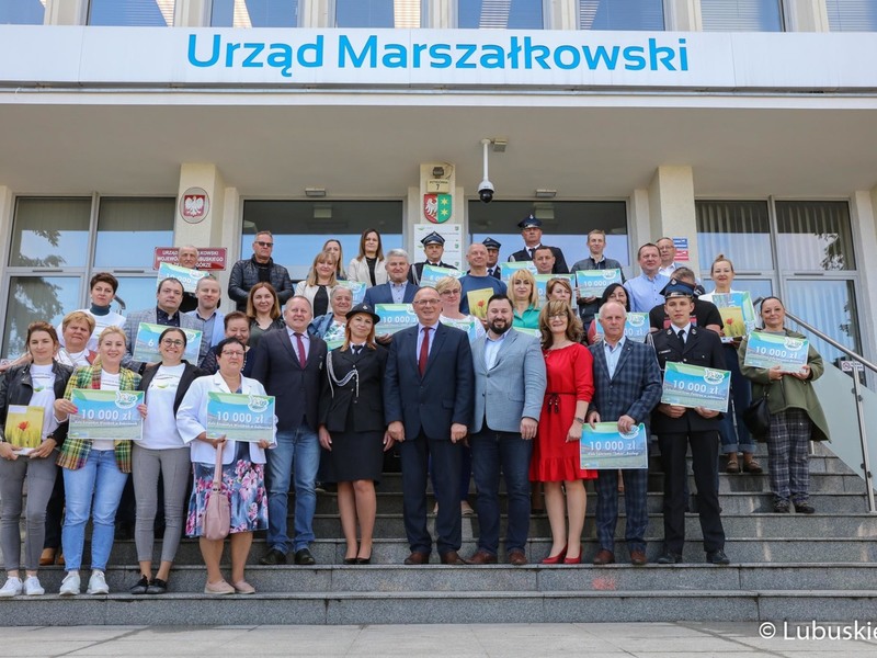 Pamiątkowe zdjęcie z beneficjentami konkursu Lubuska Odnowa Wsi 2022