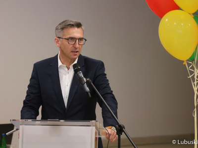 Poseł na Sejm Rp Waldemar Sługocki przemawia podczas obrad VIII Lubuskiego Sejmiku Dziecięcego