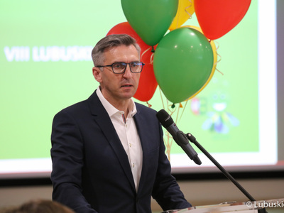 Poseł na Sejm Rp Waldemar Sługocki przemawia podczas obrad VIII Lubuskiego Sejmiku Dziecięcego