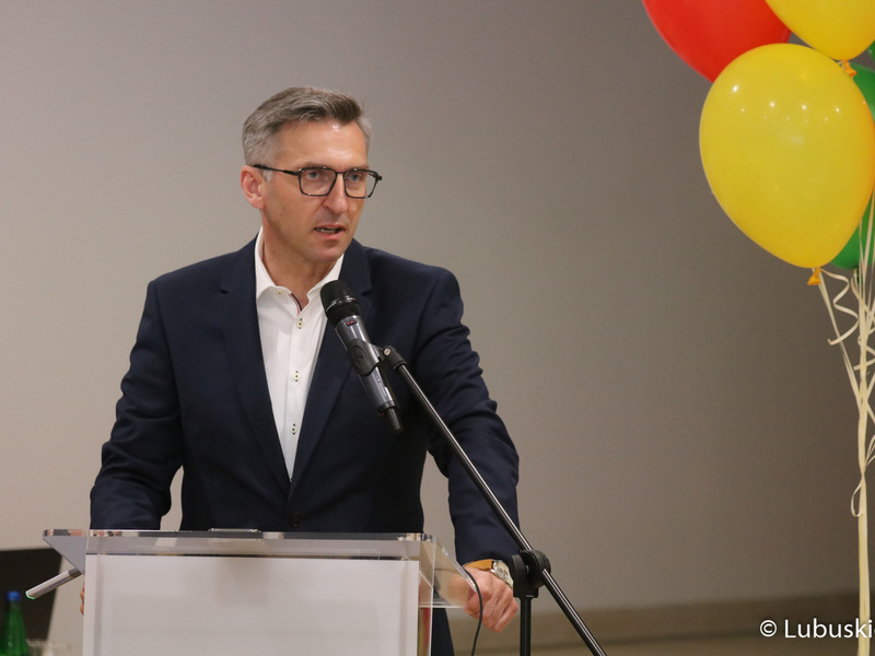 Poseł na Sejm Rp Waldemar Sługocki przemawia podczas obrad VIII Lubuskiego Sejmiku Dziecięcego