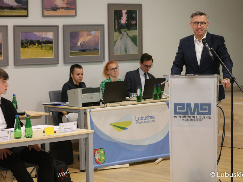 Poseł na Sejm Rp Waldemar Sługocki przemawia podczas obrad VIII Lubuskiego Sejmiku Dziecięcego
