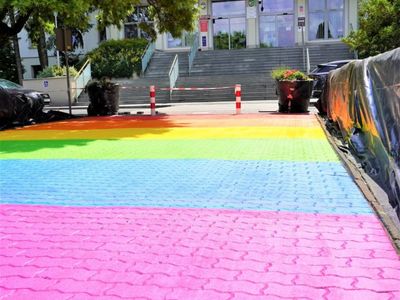 Tęczowa instalacja przed Urzędem Marszałkowskim Województwa Lubuskiego przy ul. Podgórnej z okazji V Marszu Równości w Zielonej Górze