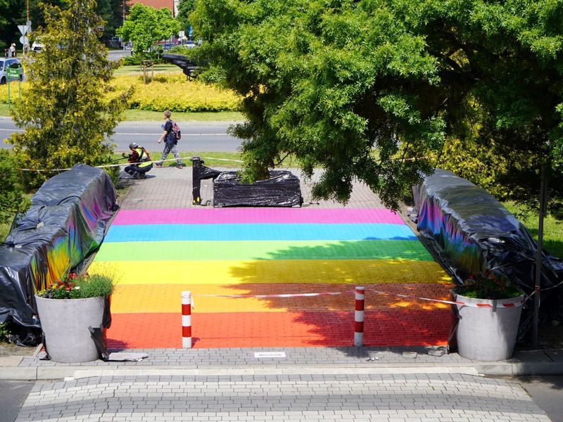 Tęczowa instalacja przed Urzędem Marszałkowskim Województwa Lubuskiego przy ul. Podgórnej z okazji V Marszu Równości w Zielonej Górze