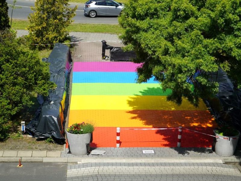 Tęczowa instalacja przed Urzędem Marszałkowskim Województwa Lubuskiego przy ul. Podgórnej z okazji V Marszu Równości w Zielonej Górze