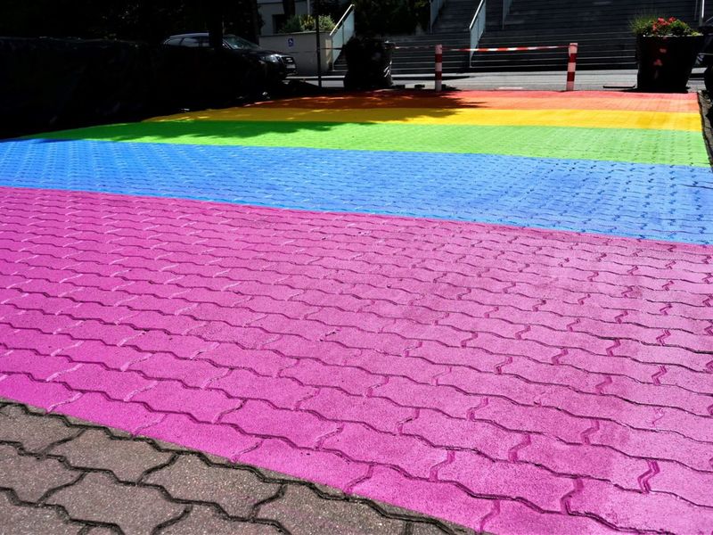 Tęczowa instalacja przed Urzędem Marszałkowskim Województwa Lubuskiego przy ul. Podgórnej z okazji V Marszu Równości w Zielonej Górze