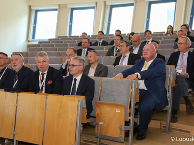 Uczestnicy sympozjum medyków specjalizujących się w leczeniu nowotworów głowy i szyi
