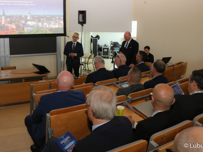 Uczestnicy sympozjum medyków specjalizujących się w leczeniu nowotworów głowy i szyi
