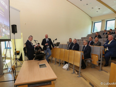 Uczestnicy sympozjum medyków specjalizujących się w leczeniu nowotworów głowy i szyi
