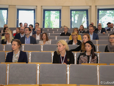 Uczestnicy sympozjum medyków specjalizujących się w leczeniu nowotworów głowy i szyi
