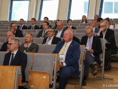 Uczestnicy sympozjum medyków specjalizujących się w leczeniu nowotworów głowy i szyi
