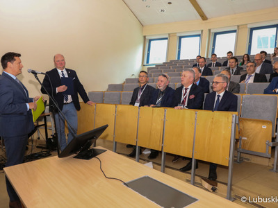 Uczestnicy sympozjum medyków specjalizujących się w leczeniu nowotworów głowy i szyi
