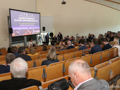 Uczestnicy sympozjum medyków specjalizujących się w leczeniu nowotworów głowy i szyi
