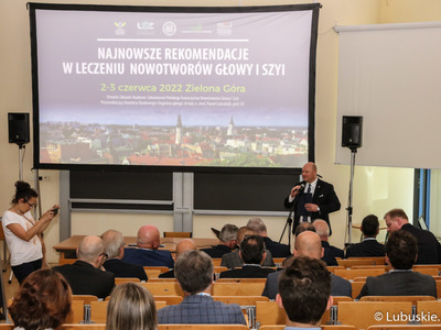 Uczestnicy sympozjum medyków specjalizujących się w leczeniu nowotworów głowy i szyi
