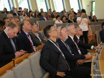 Uczestnicy sympozjum medyków specjalizujących się w leczeniu nowotworów głowy i szyi
