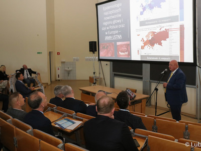 Uczestnicy sympozjum medyków specjalizujących się w leczeniu nowotworów głowy i szyi
