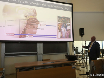 Uczestnicy sympozjum medyków specjalizujących się w leczeniu nowotworów głowy i szyi
