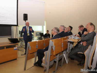 Uczestnicy sympozjum medyków specjalizujących się w leczeniu nowotworów głowy i szyi
