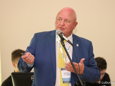 Uczestnik sympozjum medyków specjalizujących się w leczeniu nowotworów głowy i szyi
