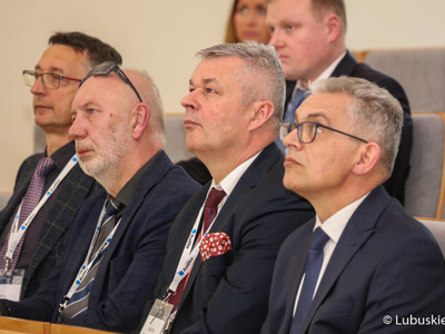 Uczestnicy sympozjum medyków specjalizujących się w leczeniu nowotworów głowy i szyi
