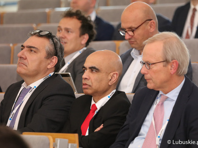 Uczestnicy sympozjum medyków specjalizujących się w leczeniu nowotworów głowy i szyi
