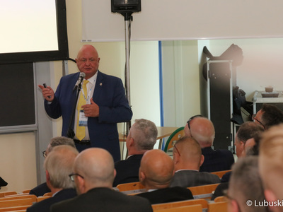 Uczestnicy sympozjum medyków specjalizujących się w leczeniu nowotworów głowy i szyi
