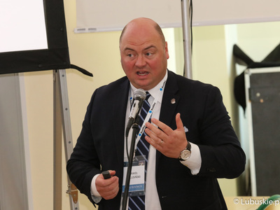 Uczestnik sympozjum medyków specjalizujących się w leczeniu nowotworów głowy i szyi
