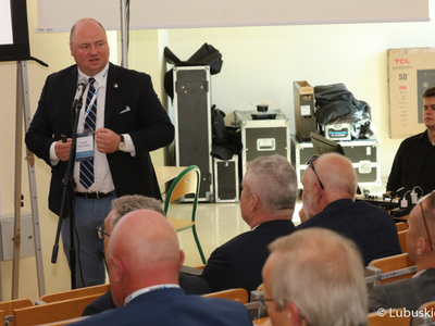 Uczestnicy sympozjum medyków specjalizujących się w leczeniu nowotworów głowy i szyi
