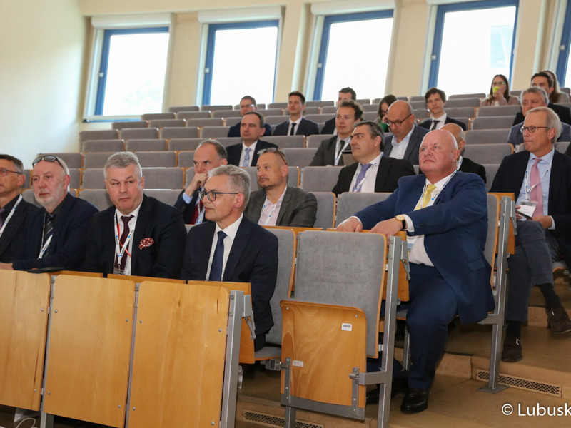 Uczestnicy sympozjum medyków specjalizujących się w leczeniu nowotworów głowy i szyi