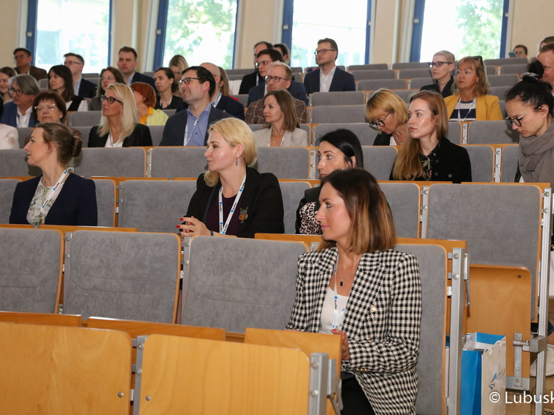 Uczestnicy sympozjum medyków specjalizujących się w leczeniu nowotworów głowy i szyi