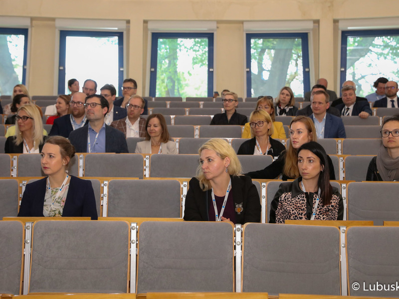 Uczestnicy sympozjum medyków specjalizujących się w leczeniu nowotworów głowy i szyi