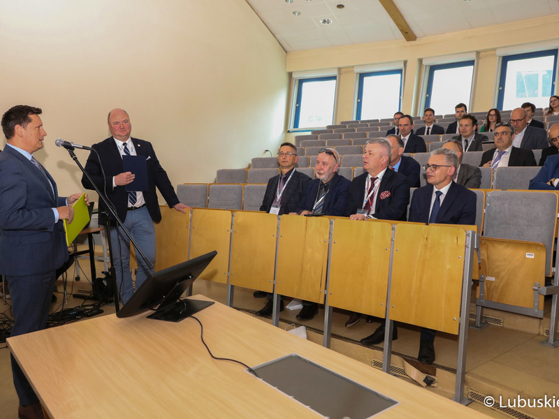 Uczestnicy sympozjum medyków specjalizujących się w leczeniu nowotworów głowy i szyi