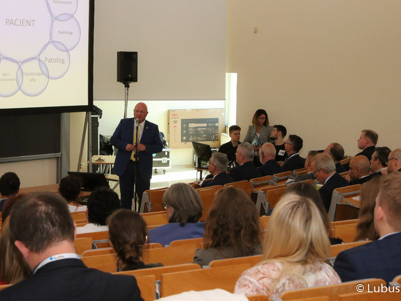 Uczestnicy sympozjum medyków specjalizujących się w leczeniu nowotworów głowy i szyi