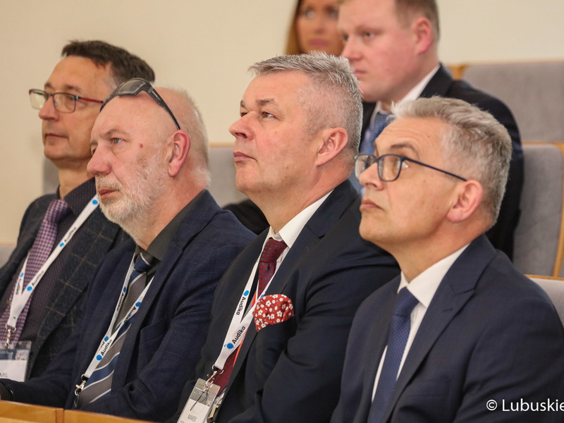 Uczestnicy sympozjum medyków specjalizujących się w leczeniu nowotworów głowy i szyi