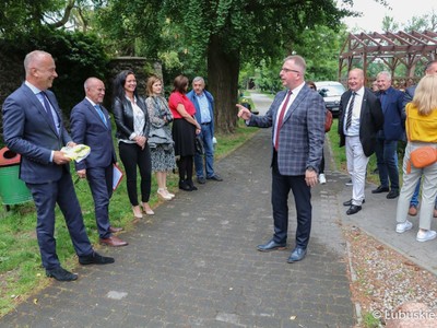 Członek zarządu woj. lubuskiego Marcin Jabłoński podpisał umowę na rozbudowę infrastruktury rowerowej w gminie Szprotawa - Velo Sprotavia.