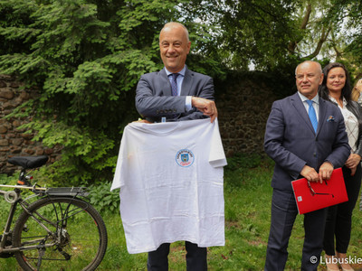 Członek zarządu woj. lubuskiego Marcin Jabłoński podpisał umowę na rozbudowę infrastruktury rowerowej w gminie Szprotawa - Velo Sprotavia.